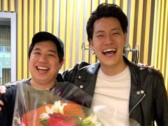 結婚発表の霜降り明星・せいや、婚姻届のエピソード明かす　証人は「拇印塗りすぎ」「返り血みたいなってました！」(ねとらぼ)