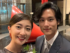 元アイドル、夫婦ショットをSNSに投下→腰の位置が高すぎる異次元展開にファン驚がく　「日本一スタイルの良い夫婦では」(ねとらぼ)