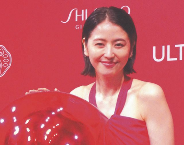 長澤まさみ「最高の自分にたどり着くことができる」背中を露出した深紅のドレスで登場、コンディション維持の秘訣を披露(中日スポーツ)