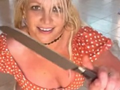 ブリトニー・スピアーズ、“包丁”両手に激ダンスでヒヤリ　「本物じゃないよ！」と安心させるもなぜか“傷だらけ”に(ねとらぼ)