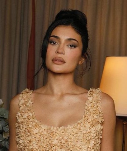 カイリー・ジェンナー、まるでお花畑のようなプラダのドレスに大興奮！ エレガントな着こなしに、ファンも絶賛(Harper’s BAZAAR（ハーパーズ バザー）)