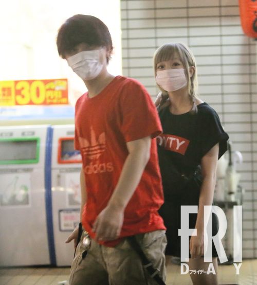 【プレイバック’13年】交際宣言1年で…きゃりーぱみゅぱみゅと『セカオワ』深瀬の〝密着デート姿〟(FRIDAY)