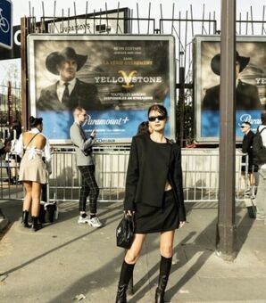 マギーの「チラ見せブラックコーデ」の出で立ちに「世界レベルのかっこよさ!」「マトリックスみたい!」ファン感嘆の嵐...!!(現代ビジネス)