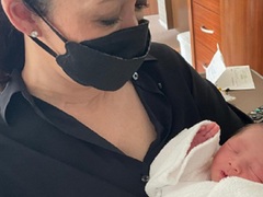 来年還暦の桐島かれん、初孫誕生で“キレイなおばあちゃま”へ 抱っこされた子は「お鼻が高くてハンサムさん」(ねとらぼ)