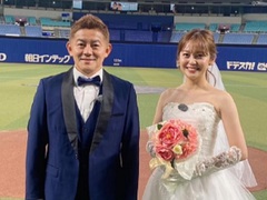 井戸田潤、“妻ではない美女”との新郎新婦ショットが混乱呼ぶ　「二度ある事は三度ある？」「ビックリしました」(ねとらぼ)
