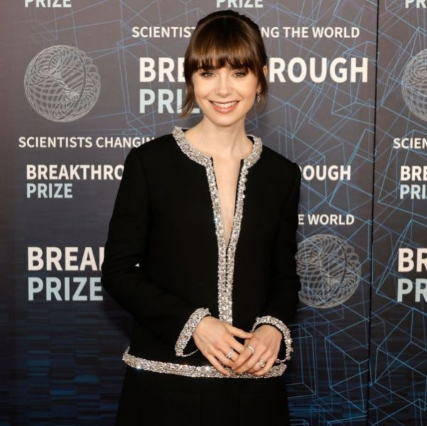 リリー・コリンズ、異母弟ニックの初ライブを祝福(ELLEgirl)