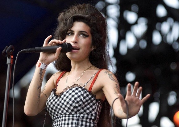 死から10年...27歳で急逝した伝説の歌姫の未公開番組が放送へ(フィガロジャポン)