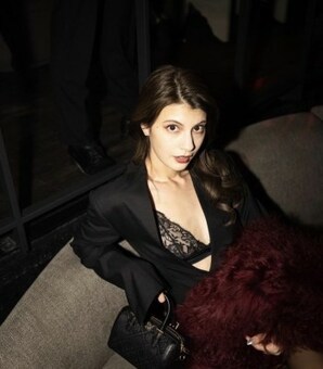 マギー、衝撃の黒ブラもろ見えショット！ファンからは「流石にエロすぎます」「キュン死しちまった！」と感嘆の声...！！(現代ビジネス)