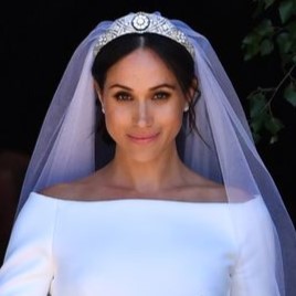 エリザベス女王がメーガン妃の「純白」ウェディングドレスに驚いた理由(コスモポリタン)