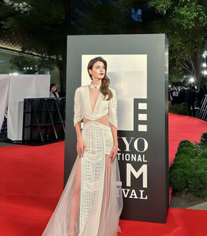 マギーの大胆に“あらわに”なった四肢が醸し出す、魅惑的な雰囲気にファン大興奮！「究極の美」と感嘆の声...！！(現代ビジネス)