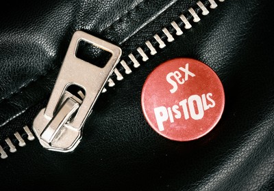 放送禁止用語を連発、社長の机の上に嘔吐…「社会の敵」として扱われたセックス・ピストルズ、唯一のアルバムが全英チャート1位を獲れた理由(集英社オンライン)