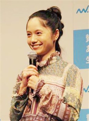 宮崎あおいと結婚　岡田准一、イベント登場も生声ナシ「一瞬立ち止まりそうになりましたが…」（夕刊フジ）