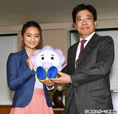 岡田結実「褒めると財布のヒモが緩くなる」誕生プレゼントは父・圭右におねだり（東スポWeb）