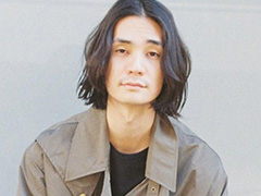 RIKACOのイケメン長男、最新ショットが父・渡部篤郎とそっくり！　ニヒルな表情浮かべた姿に「かっけぇー」「スタイル抜群」(ねとらぼ)