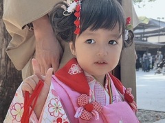 アレク＆川崎希、“美人ちゃん”初七五三で懸念も……無事迎えた華やか晴れ着姿に「可愛すぎてごめん」「お揃い喜んでてよかった」(ねとらぼ)