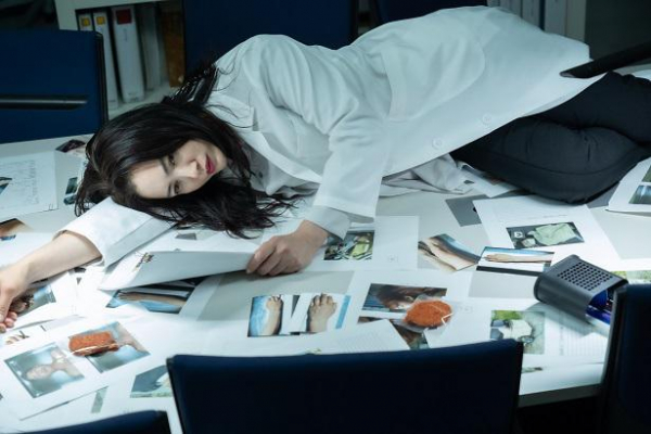 仲間由紀恵、松村北斗らが真相解明に奔走「女王の法医学～屍活師～」場面写真公開(ザテレビジョン)