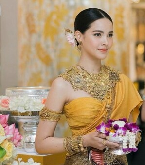 「タイの東大生」で「世界で最も美しい顔100人」 の超人気女優ウラッサヤー・セパーバンが「タイ主演男優賞のイケメン」との結婚で話題に...「どんな美形の子が生まれてしまうの」(現代ビジネス)