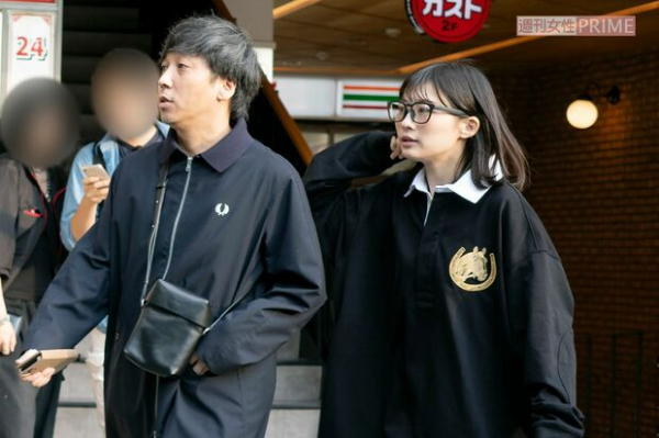 伊藤沙莉、二股かけられた18歳年上の劇作家と観劇デート！俳優息子とも談笑する“正妻感”(週刊女性PRIME)