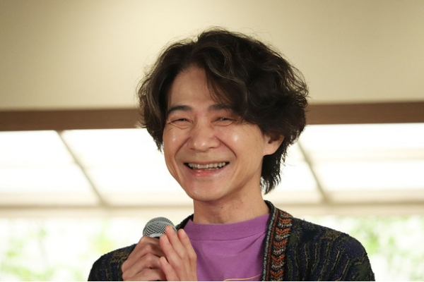 クルクルヘアーの吉岡秀隆“悠作”にスタッフもびっくり…回想シーンでの順基との2ショットが反響を呼ぶ<コタツがない家>(WEBザテレビジョン)
