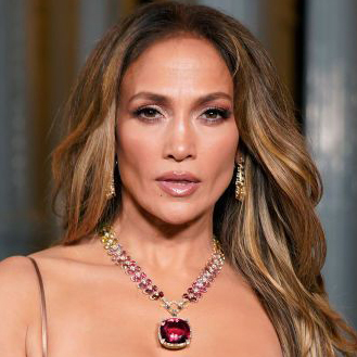 奇跡の54歳…！　ジェニファー・ロペスが透けるドレスから鍛え上げた「肉体美」を披露(Harper’s BAZAAR（ハーパーズ バザー）)