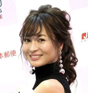 １４歳年下男性と再婚の新山千春、髪バッサリ！３０センチカットの新ヘアに「最初誰かと」「超似合ってる」(スポーツ報知)