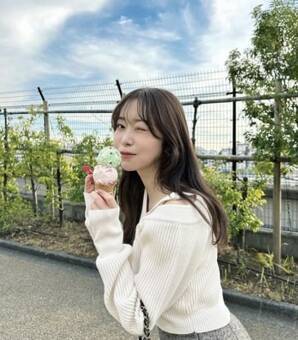 指原莉乃「肩見せニット」で《アイス片手に最高の笑顔》のわけは...ファンから「おめでたい！」の声(現代ビジネス)