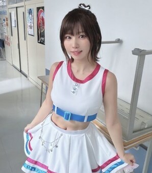 えなこの「魅惑のヘソ出しミニスカコスチューム姿」にファン「男子学生、大興奮不可避」「美しきかな、えなこの腹筋！」の声続々！(現代ビジネス)