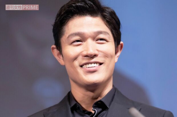 「奥さんはスラリとした美人」鈴木亮平、ストイック半生と愛娘にデレるマイホームパパの素顔(週刊女性PRIME)