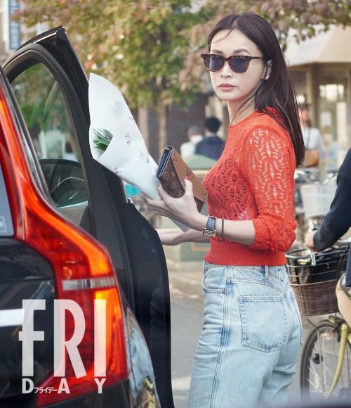 長谷川京子 透けニット姿でフェロモンだだ洩れの買い物中に…まさかの「駐禁キップ」を切られていた(FRIDAY)