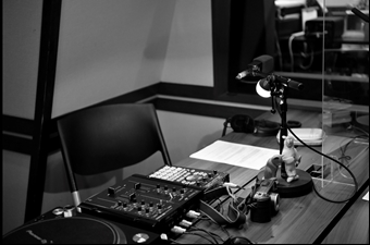 村上春樹「いろんな面倒を満遍なく背負い込むのが僕らの人生。最後までできるだけユーモアを忘れないようにがんばりましょう」(TOKYO FM+)