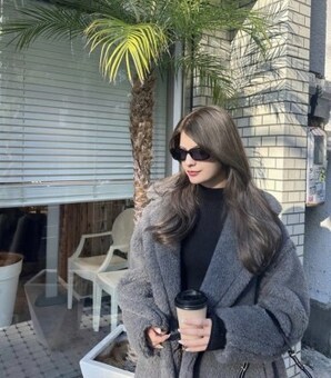 「これがゴージャスか...」マギーのシックで“大人の女性”の魅力溢れるファッションにファン「都会的で超クール」感嘆の声(現代ビジネス)