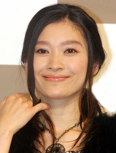 篠原涼子「ハイエナ」秋ドラマぶっちぎりワーストの遠因か…市村正親との“新しい家族の形”への疑問(日刊ゲンダイDIGITAL)