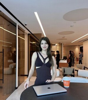 「服なの？水着なの？」マギーの開放感たっぷりなドバイでの一枚にファンも「パーフェクトゴージェスプリンセス」と感嘆の声！(現代ビジネス)