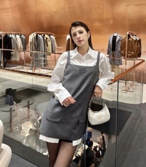 「下半身がスケスケすぎる…」マギーのストッキングスタイルにファン大興奮！「美脚が際立ちすぎている」「神々しい」と感嘆の声！(現代ビジネス)