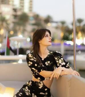 まるで絵画のような一枚！マギー、ドバイの地にて大胆で優雅なお腹出しコーデを披露！「ばり綺麗！美人！」「こんなん見惚れるわ」と感嘆の声続々！！(現代ビジネス)