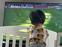 丸山桂里奈、0歳娘がサッカーに興味津々「やばすぎるよ」　テレビにかぶりつきも「家にボールはありません」(ねとらぼ)