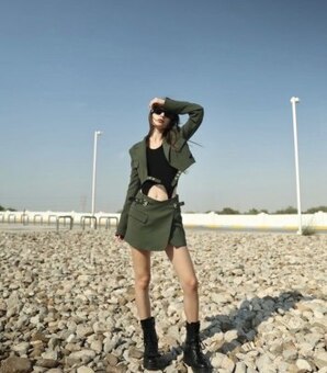 マギーのセクシーさと色気が惜しみなく溢れた１枚にファン大興奮！「圧巻！眼福すぎる！最強！」「マギーさん、カッケーーーッッ！！」と感嘆の声！！(現代ビジネス)