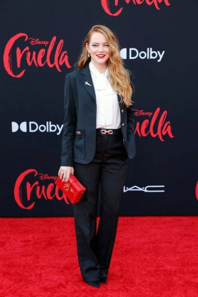 出産後初! エマ・ストーンが『クルエラ』のプレミアでレッドカーペット復帰。(VOGUE JAPAN)