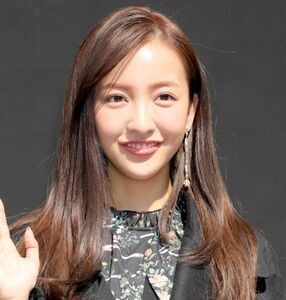 板野友美１５４ｃｍ　網タイツの全身ショットが衝撃！膨張色なのに「足細くて長っ」「すごい靴だなぁ」(スポーツ報知)