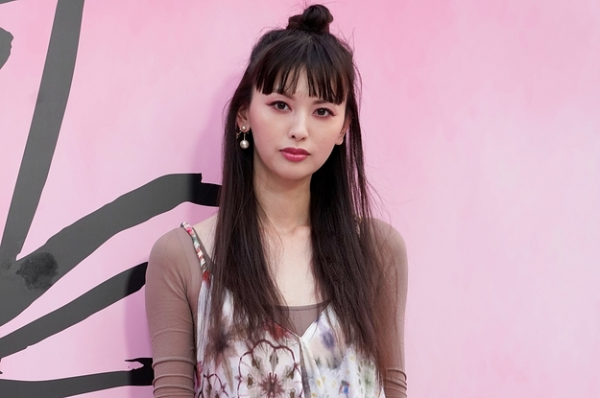 「嘘でしょ！可愛すぎ」鈴木えみ、ディズニーランドで自撮りショット公開→「新しいプリンセスかと思ったわ」「異次元のキレイさ」とファン絶賛(BuzzFeed Japan)