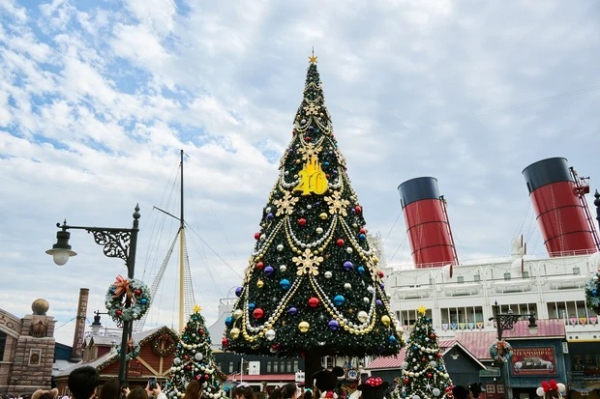 【東京ディズニーシー】クリスマスツリーが4年ぶりに復活! 写真映え抜群の必見スポット6選♡(MAQUIA ONLINE)