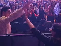 AKIRAの妻・林志玲、EXILEライブで“夫婦ハイタッチ”　会場大盛り上がりの共演に「ステキすぎる」「可愛くて何回も見てる」(ねとらぼ)
