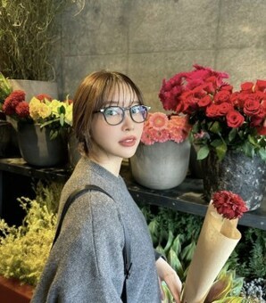 お花いっぱい！指原莉乃の知的なシンプルコーデにファン「いつもと雰囲気違って素敵」「さしこちゃん最高大好き」と絶賛の声…(現代ビジネス)