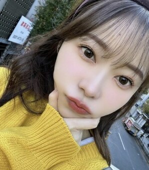 「“さっしー”とデート気分?」指原莉乃、可愛らしすぎるカジュアルコーデと“頬ムニュッ”にファン歓喜「黄色似合う!」「惚れちゃうよぉ」の声続々(現代ビジネス)