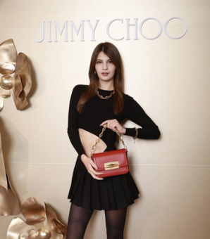 「ウエストに目がいってしまう...」マギー、ジミーチュウとのコラボショットにファン「かわいすぎます...」「流麗な女性だ」と感嘆の声続々!!(現代ビジネス)