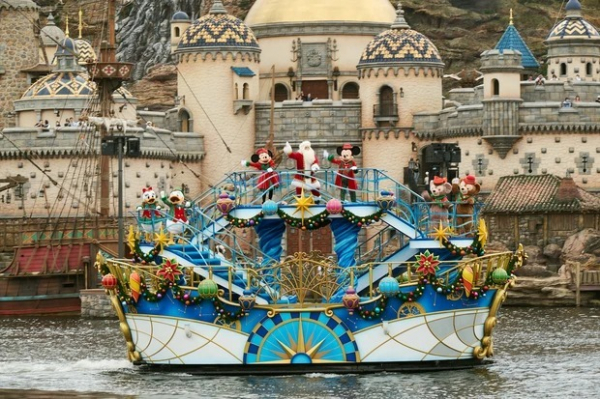 【東京ディズニーシー・クリスマス】キャラクターグリーティングの見どころは？ スペシャルグッズも見逃せない！(MAQUIA　ONLINE)