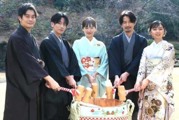 綾瀬はるか、佐藤健らが撮影終了で号泣　「思い入れのある作品なので寂しい」 ドラマ「義母と娘のブルースFINAL」会見で告白(エンタメOVO)