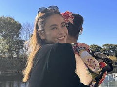 滝沢眞規子、振袖姿の長女を満面笑顔でギュ～ッ　モデル母と同じ背丈の娘に反響「やはり親子、後ろ姿が似てます」「上品さが醸し出てる」(ねとらぼ)