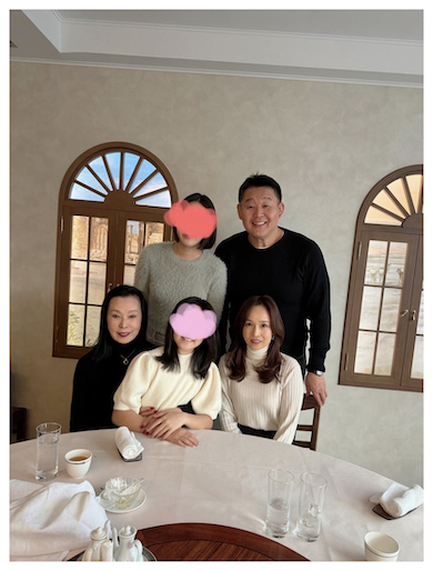 花田虎上、76歳母・藤田紀子含む家族写真に反響　「紀子お母様変わらずお綺麗」「女将さんの頃よりちっとも変わって無く」(ねとらぼ)