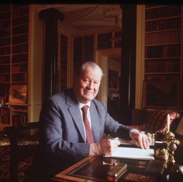 「必死で気を引いた。皇太子と結婚までした」ダイアナ元妃と父、ジョン・スペンサーの複雑な親子関係(25ans（ヴァンサンカン）)